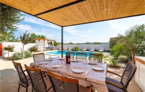 Bazén v ubytování Beautiful Home In Posedarje With Wifi nebo v jeho okolí