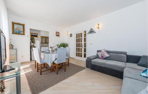 Three-Bedroom Apartment In Sibenik