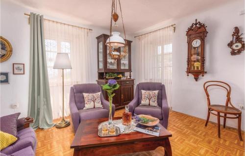 Χώρος καθιστικού στο 4 Bedroom Stunning Home In Predoscica