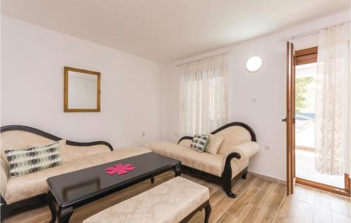ein Wohnzimmer mit Sofa und Tisch in der Unterkunft Four-Bedroom Holiday Home In Pakostane in Pakoštane