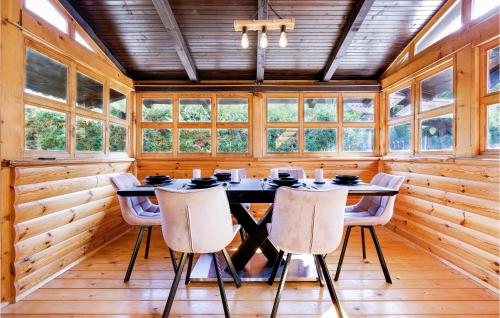 a dining room with a table and chairs at Cozy Home In Gornji Cerovljani in Gornji Cerovljani