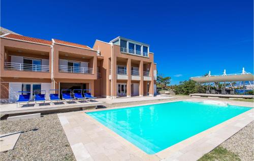 Bazén v ubytovaní 5 Bedroom Awesome Home In Pag alebo v jeho blízkosti
