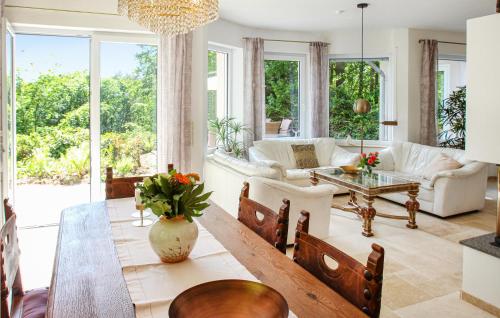 Χώρος καθιστικού στο Amazing Home In Nideggen With Wifi