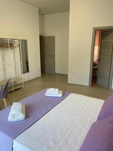 a room with a bed with two towels on it at Sunshine Rooms in Cava deʼ Tirreni