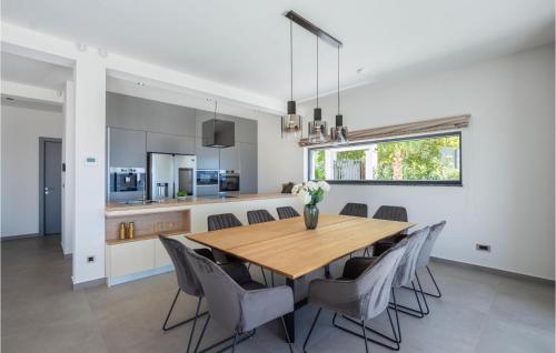 - une salle à manger et une cuisine avec une table et des chaises en bois dans l'établissement Gorgeous Home In Jesenice With Sauna, à Jesenice