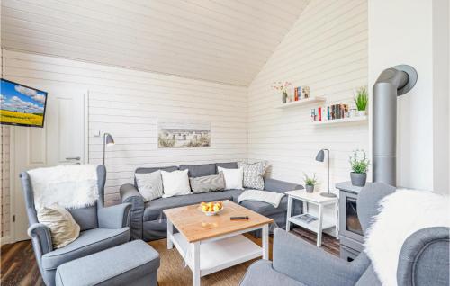 a living room with a couch and a table at Cozy Home In Krems Iiwarderbrück in Göls