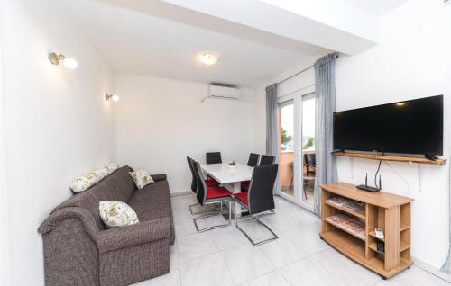 Televízia a/alebo spoločenská miestnosť v ubytovaní Two-Bedroom Apartment In Sevid