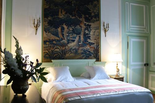 Un pat sau paturi într-o cameră la Château Hôtel de Warenghien