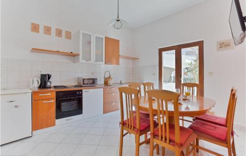 Kuchyň nebo kuchyňský kout v ubytování Beautiful Apartment In Petrcane