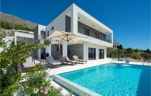 une villa avec piscine devant une maison dans l'établissement Gorgeous Home In Jesenice With Sauna, à Jesenice