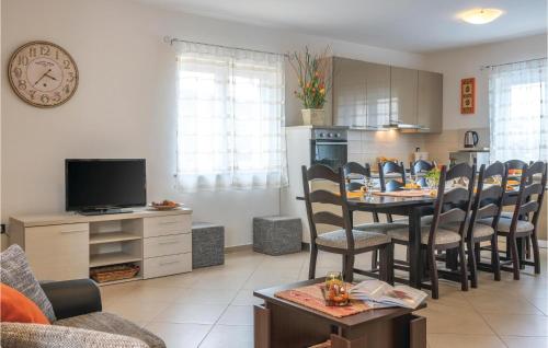 Kuchyňa alebo kuchynka v ubytovaní Holiday Home Loborika 44