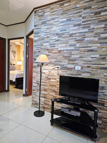 Μια τηλεόραση ή/και κέντρο ψυχαγωγίας στο Calathea Lodge Monteverde