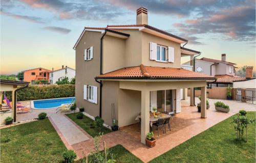 Bazén v ubytovaní Holiday Home Loborika 44 alebo v jeho blízkosti