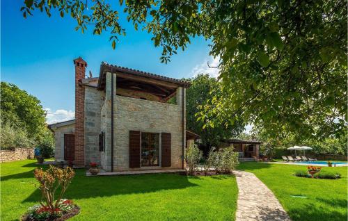 een uitzicht op een huis met een tuin bij Villa Nini in Poreč