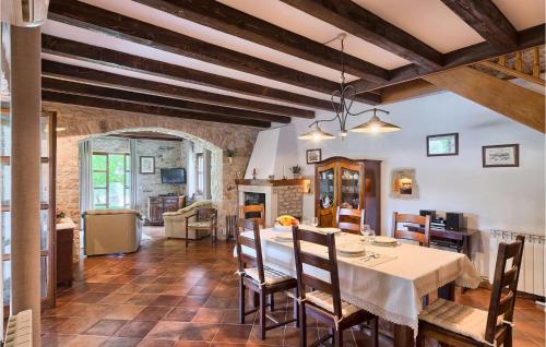een keuken en eetkamer met een tafel en stoelen bij Villa Nini in Poreč