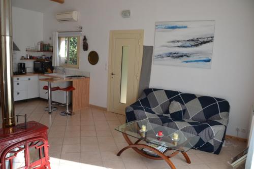 un salon avec un canapé et une table dans l'établissement Chez MiLy, à Sénas