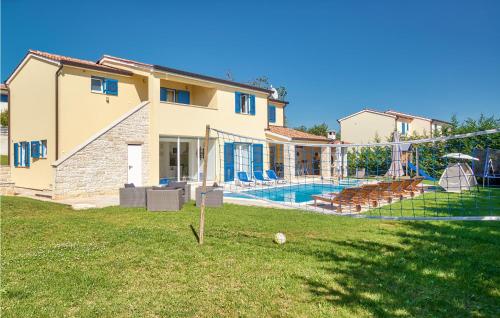 une maison avec une cour et une piscine dans l'établissement Amazing Home In Naselje Muzini, à Tomišići