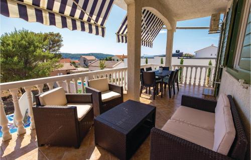 Balkoni atau teres di Beautiful Apartment In Barbat With Wifi