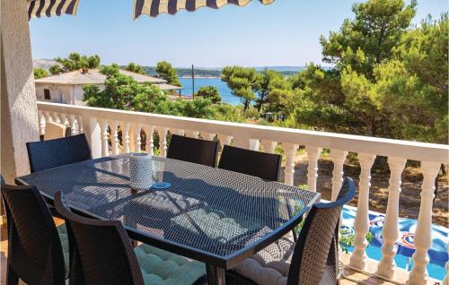 Balkoni atau teres di Beautiful Apartment In Barbat With Wifi