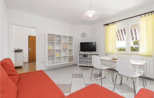 Televisyen dan/atau pusat hiburan di Beautiful Apartment In Barbat With Wifi