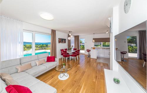 a living room with a couch and a table at Amazing Home In Kastel Gomilica in Kaštela