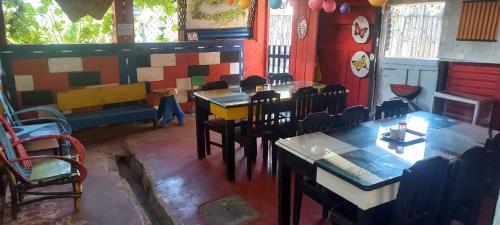 a room with tables and chairs in a restaurant at Hotel y Restaurante Playa Linda in San Pedro La Laguna