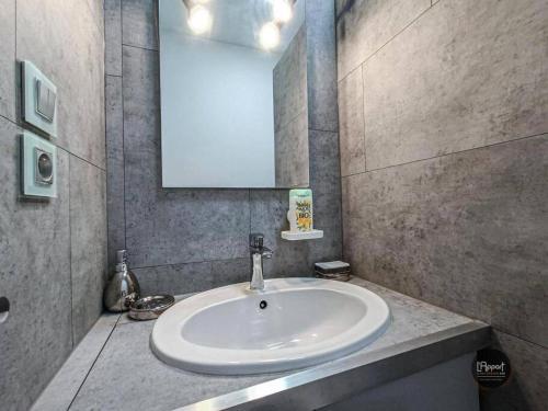 une salle de bain avec un lavabo et un miroir dans l'établissement Suite Houmeau 3- Gare Pôle Image, à Angoulême