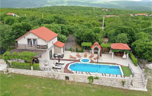 Three-Bedroom Holiday Home In Grab