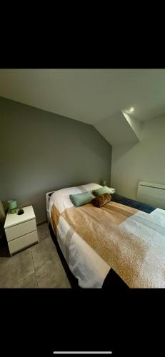 - une chambre avec 2 lits et une table de nuit dans l'établissement classe appart, à Pommeuse