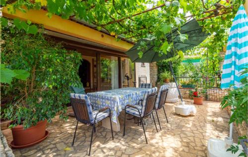 Vonkajšia záhrada v ubytovaní Lovely Apartment In Porec With Wifi