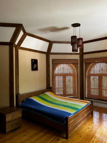 En eller flere senge i et værelse på Дача на Чарваке Юсуфхона