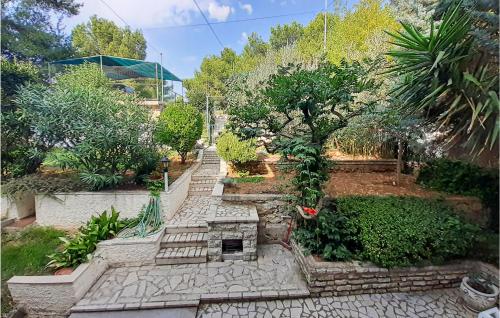 2 Bedroom Nice Apartment In Pula