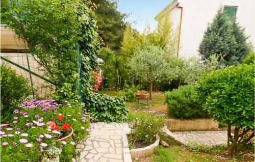 2 Bedroom Nice Apartment In Pula
