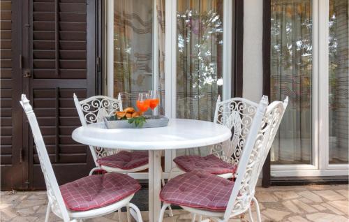 2 Bedroom Nice Apartment In Pula