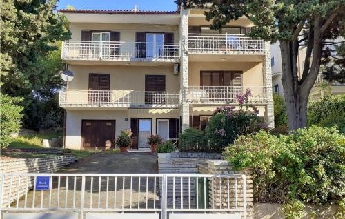 2 Bedroom Nice Apartment In Pula