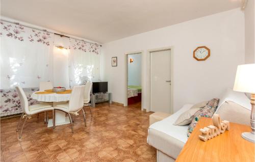 2 Bedroom Nice Apartment In Pula