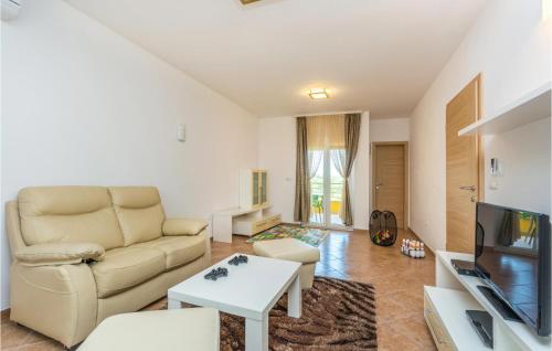 Televízia a/alebo spoločenská miestnosť v ubytovaní Six-Bedroom Holiday Home In Perci