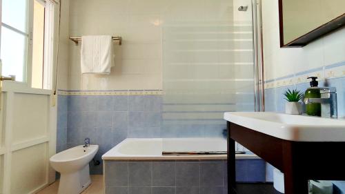 une salle de bain avec un lavabo et des toilettes dans l'établissement La terraza de Algeciras., à Algésiras