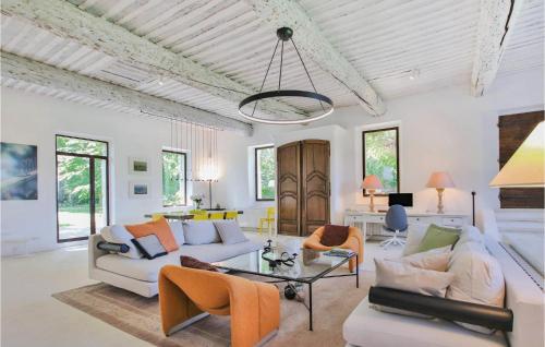 ein Wohnzimmer mit Sofa und Tisch in der Unterkunft 4 Bedroom Stunning Home In Lagnes in Lagnes