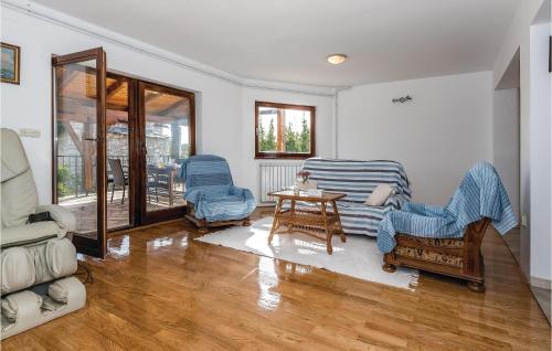 ein Wohnzimmer mit zwei Stühlen und einem Tisch in der Unterkunft Nice Home In Cista Velika With Wifi in Velika Čista