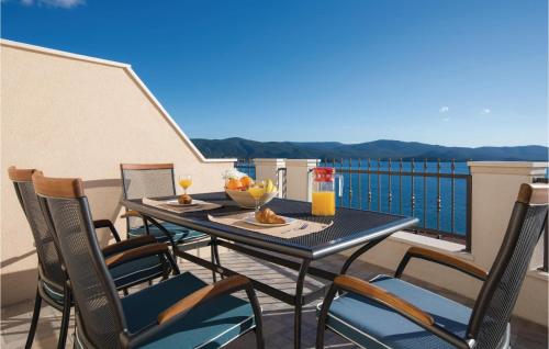 One-Bedroom Apartment In Komarna