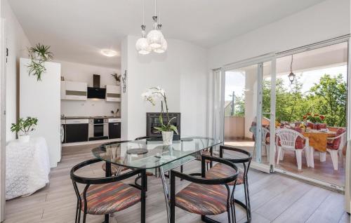 Kuchyňa alebo kuchynka v ubytovaní 4 Bedroom Amazing Apartment In Rijeka