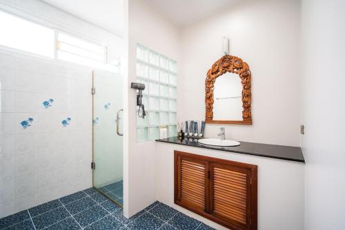 patong villa3 四卧海景泳池别墅 近班赞海鲜市场 中英泰三语服务 في شاطيء باتونغ: حمام مع حوض ودش