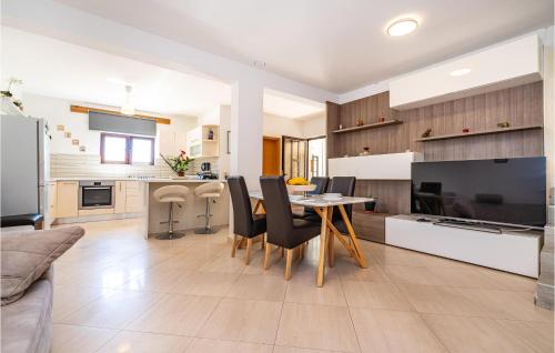 Dapur atau dapur kecil di 3 Bedroom Cozy Home In Razanac