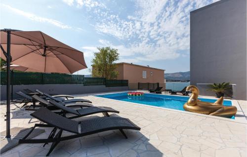 Nine-Bedroom Holiday Home In Arbanija