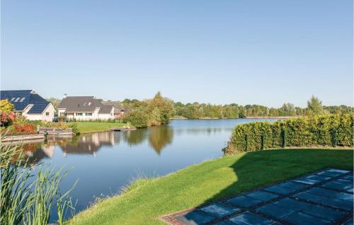 a view of a river with houses and a yard at Nice Home In Vlagtwedde With Wifi in Vlagtwedde