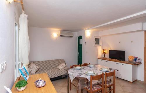 Lovely Apartment In Osobljava With Wifi