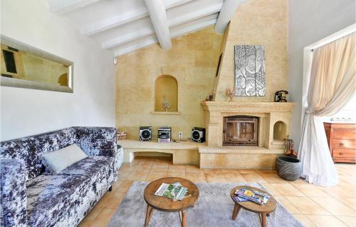un salon avec un canapé et une cheminée dans l'établissement 3 Bedroom Gorgeous Home In Vallabrègues, à Vallabrègues