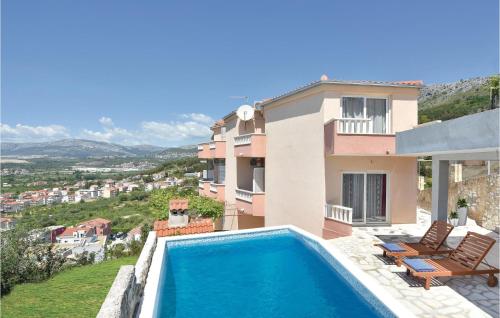 Three-Bedroom Apartment In Podstrana