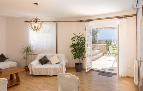 Three-Bedroom Apartment In Podstrana